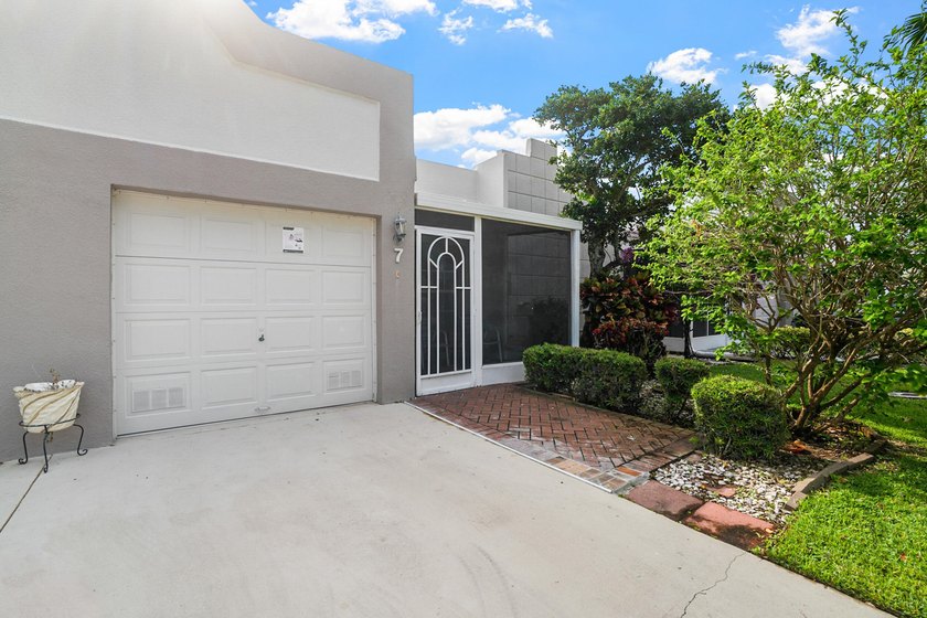 MUST SEE! 2 Bedroom,2 Bathroom Villa with 1-car garage. Garden - photo 5