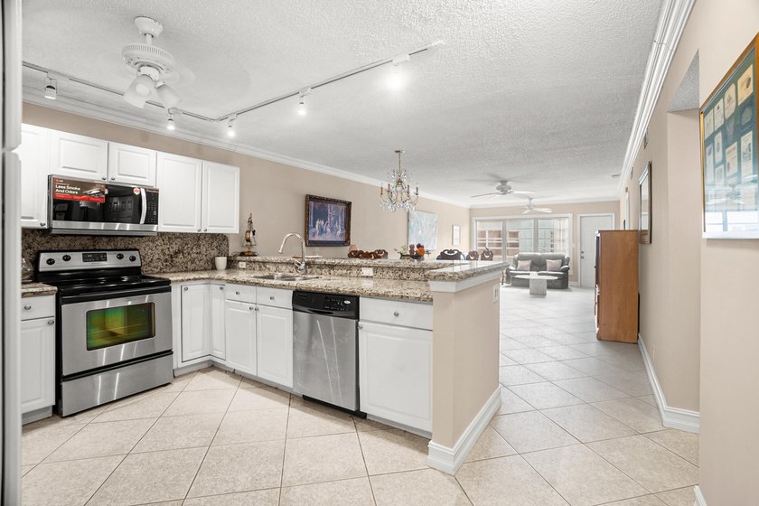 MUST SEE! 2 Bedroom,2 Bathroom Villa with 1-car garage. Garden - photo 6