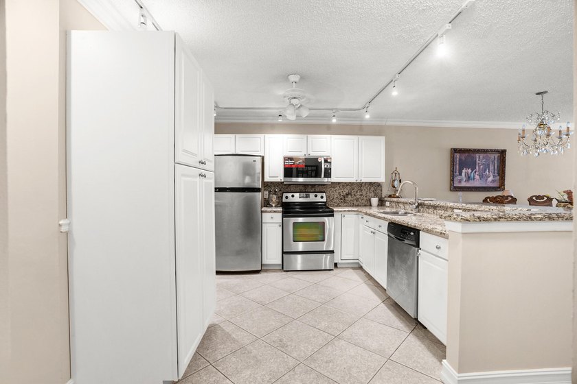 MUST SEE! 2 Bedroom,2 Bathroom Villa with 1-car garage. Garden - photo 8
