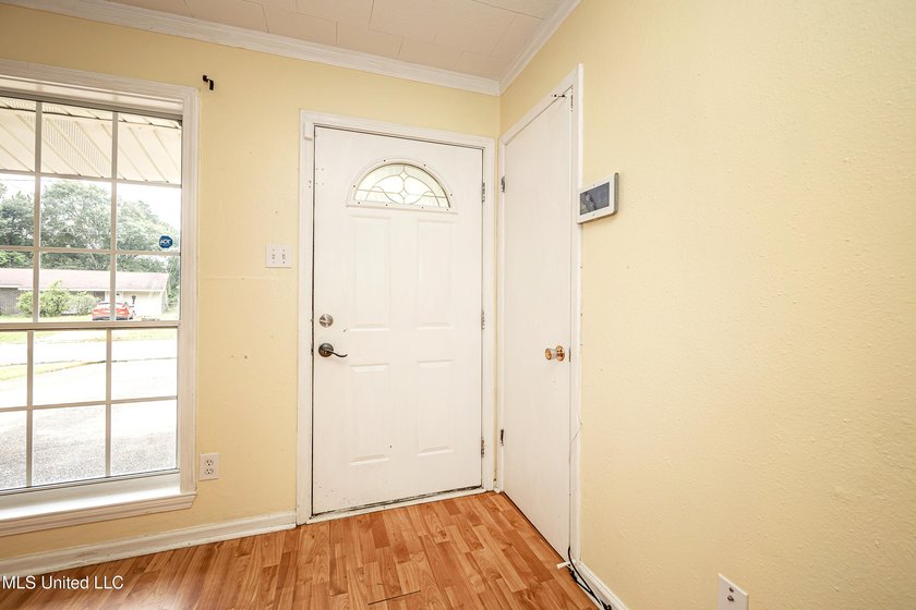 APPROVED SHORT SALE! 3 Bedrooms | 2 Bathrooms, Large bonus room - photo 10