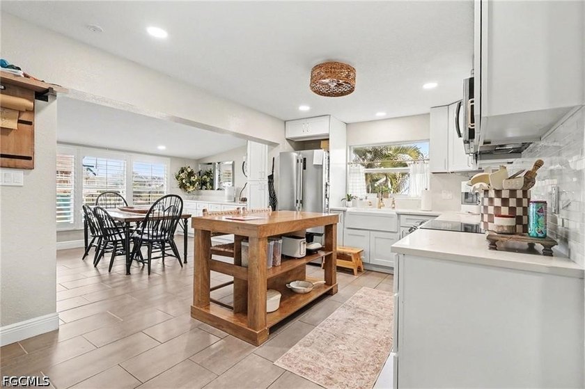 Fantastic totally renovated 2 bedroom 2 bath 1 car garage - photo 3