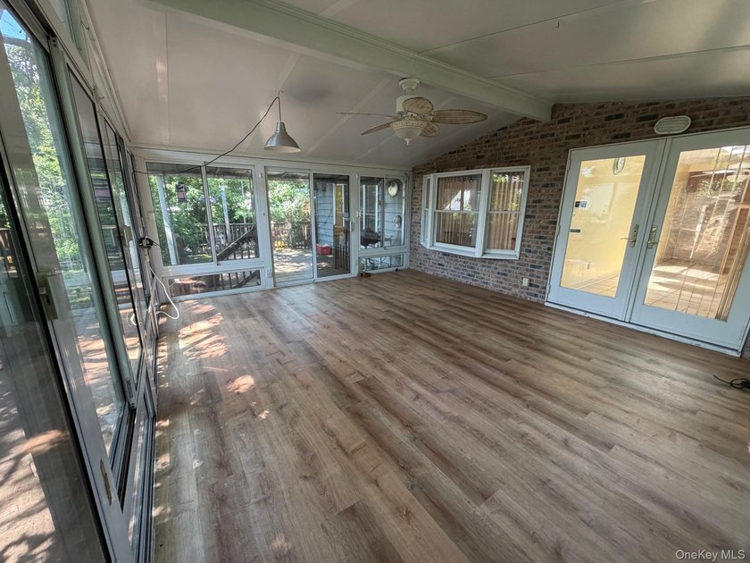 Large corner property 100 x 100 and almost 2000sq ft of living - photo 2