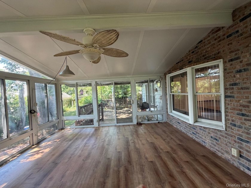 Large corner property 100 x 100 and almost 2000sq ft of living - photo 3