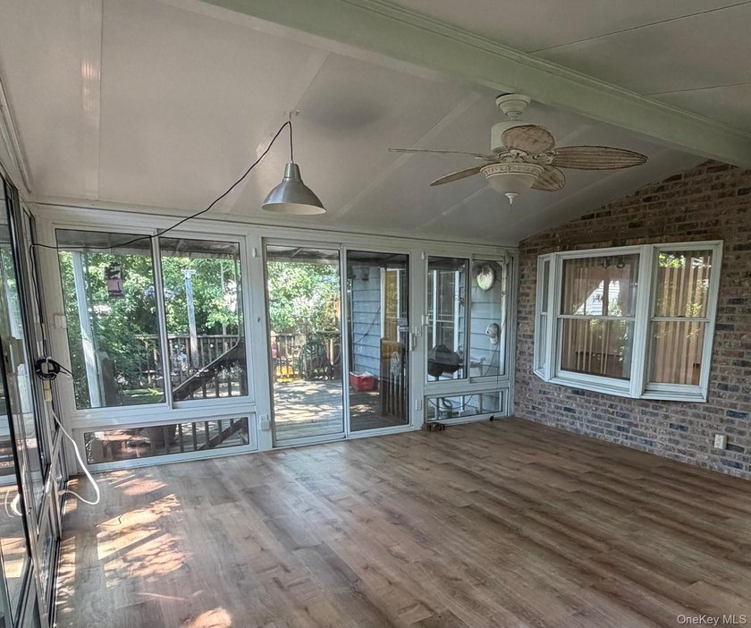 Large corner property 100 x 100 and almost 2000sq ft of living - photo 4