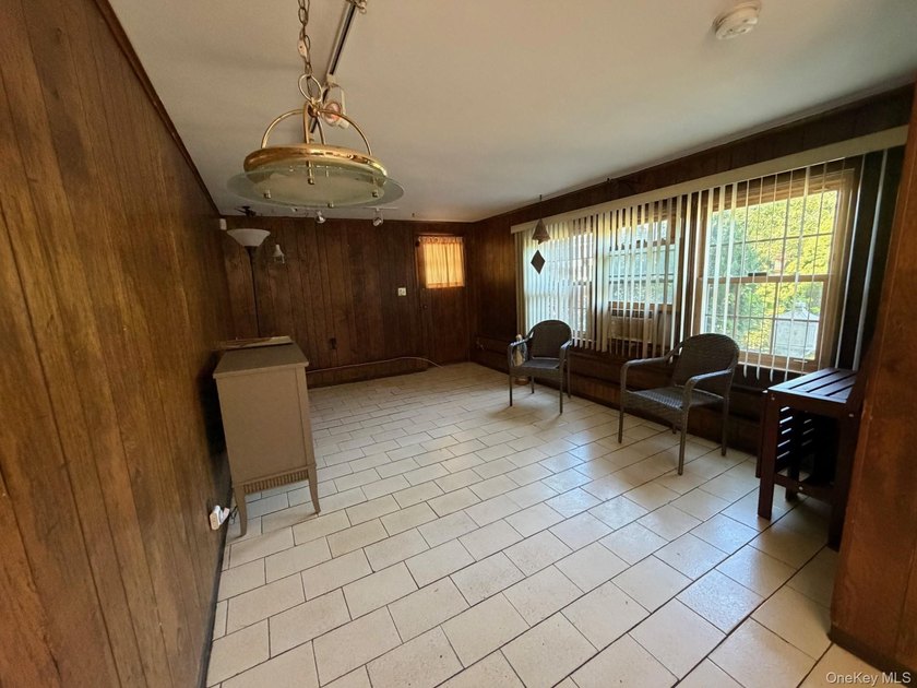 Large corner property 100 x 100 and almost 2000sq ft of living - photo 10