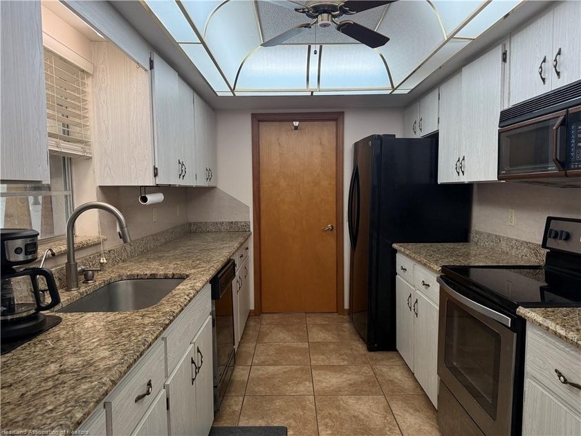Open house this Saturday Noon to 2:00. Currently under contract - photo 10