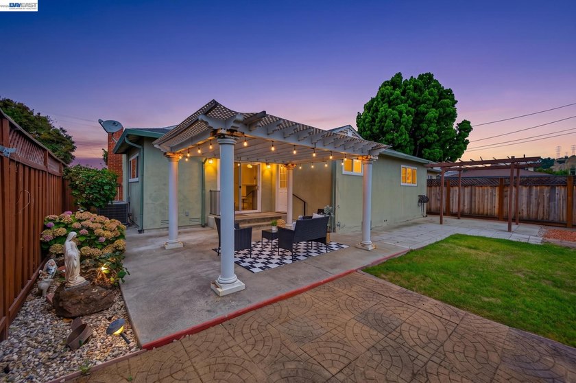 Welcome to this inviting 3-bedroom, 1.5-bathroom home tucked - photo 31