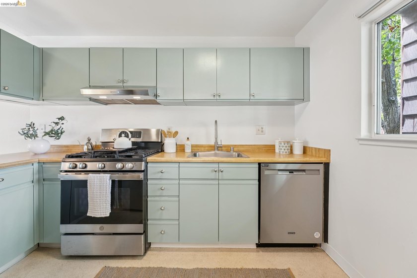 Rarely available Berkeley townhome! Built with a thoughtful - photo 19