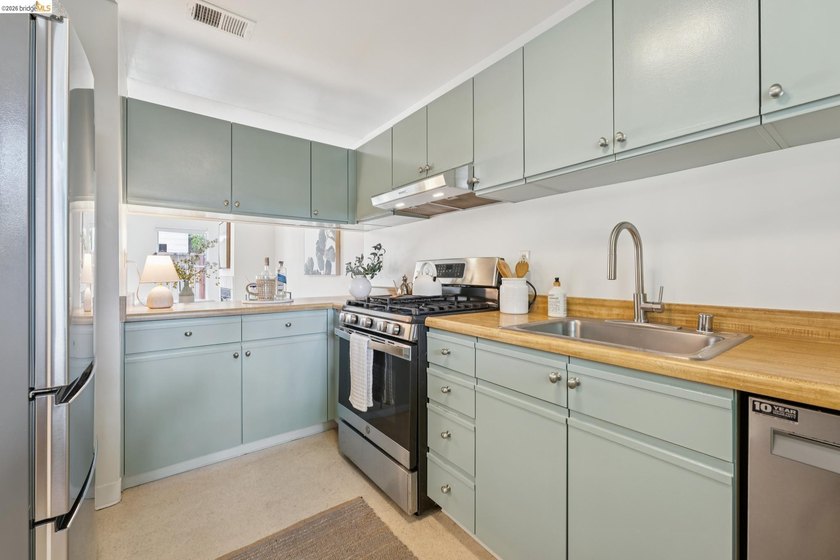 Rarely available Berkeley townhome! Built with a thoughtful - photo 20