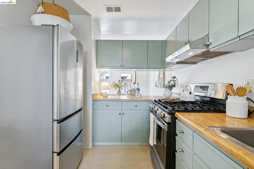 Rarely available Berkeley townhome! Built with a thoughtful - photo 21