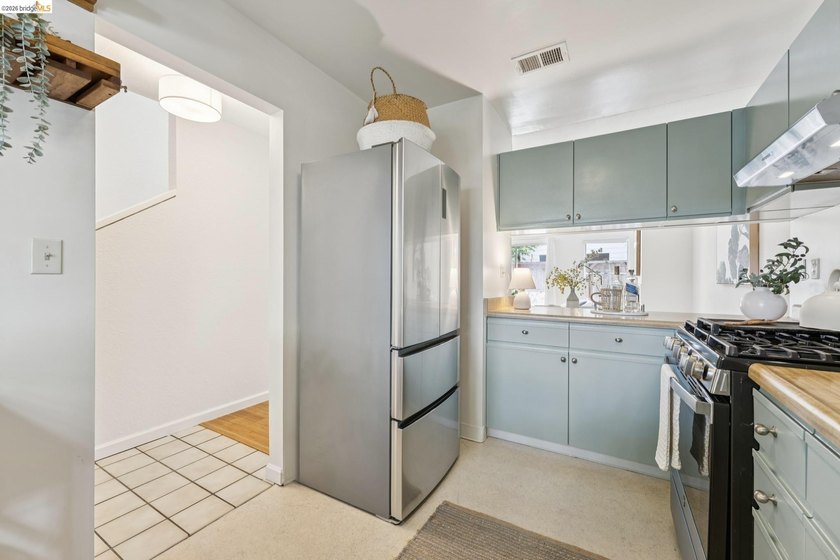 Rarely available Berkeley townhome! Built with a thoughtful - photo 22