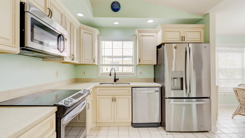 Beautifully Remodeled 2 Bedroom / 2 Bathroom Villa in - photo 5