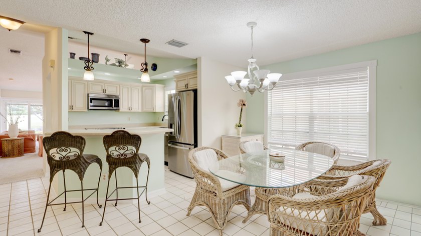 Beautifully Remodeled 2 Bedroom / 2 Bathroom Villa in - photo 6