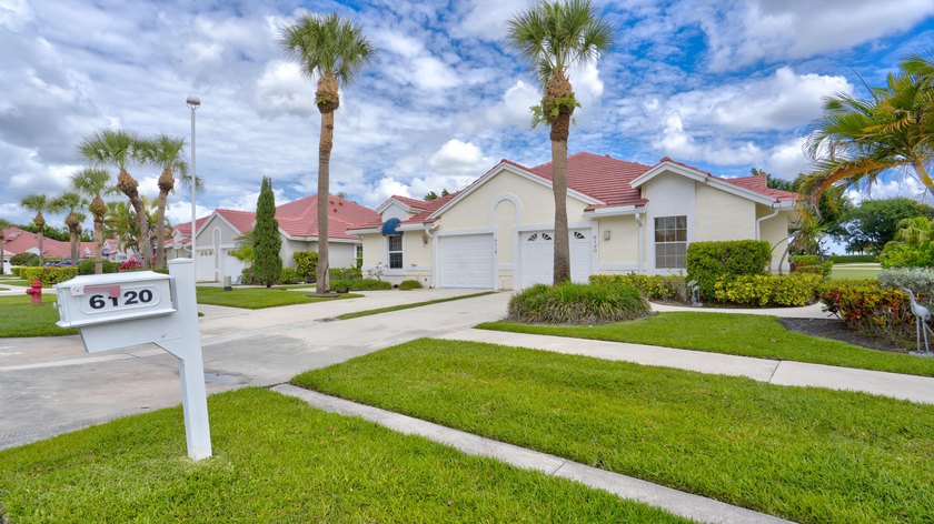 Beautifully Remodeled 2 Bedroom / 2 Bathroom Villa in - photo 9