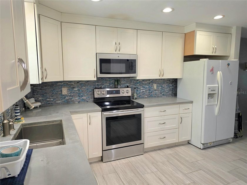 PRIME SOUTH FORT MYERS LOCATION - FURNISHED, POOL VIEW CONDO IN - photo 3
