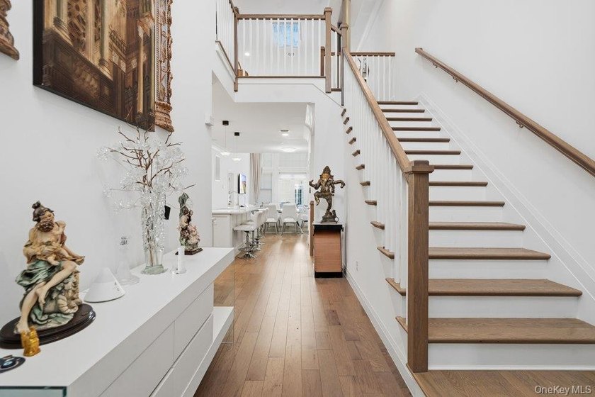 A Fabulous Jamestown Townhouse has a dramatic 2 Story Grand - photo 4