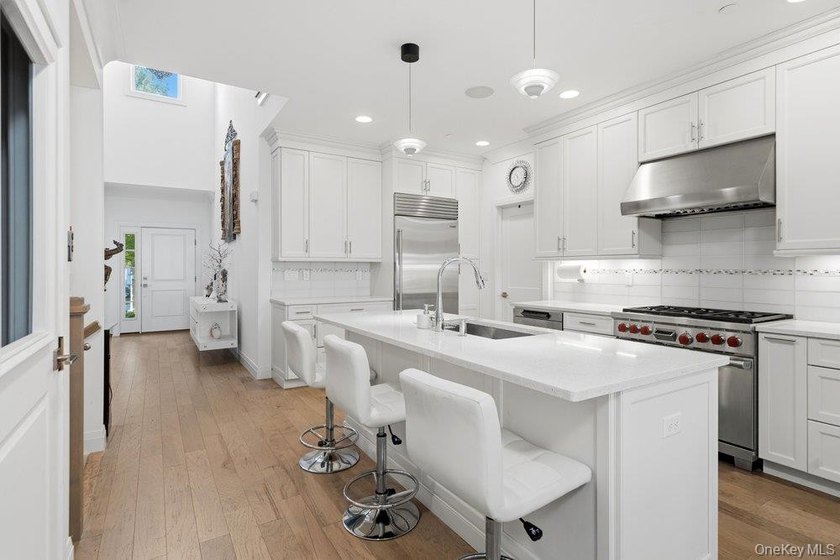 A Fabulous Jamestown Townhouse has a dramatic 2 Story Grand - photo 10