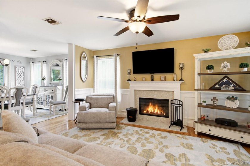 Beautifully appointed colonial on dead end street with private - photo 4