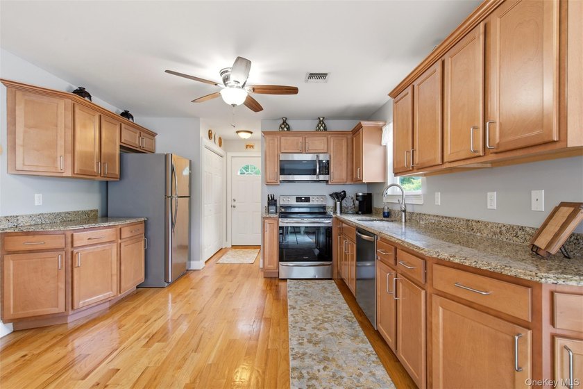 Beautifully appointed colonial on dead end street with private - photo 6