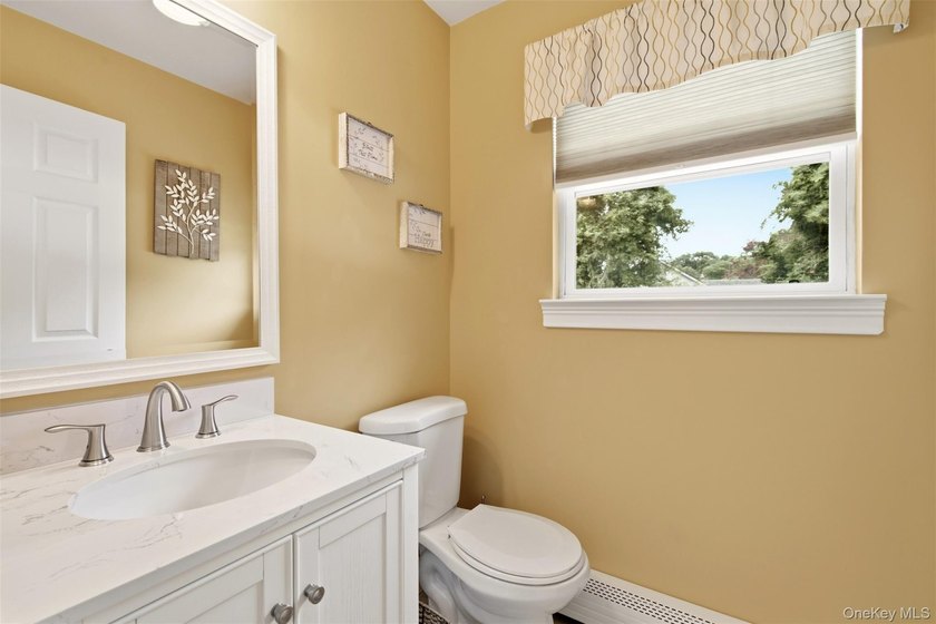 Beautifully appointed colonial on dead end street with private - photo 8