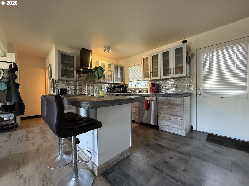 Beautiful duplex opportunity offering flexibility for both - photo 11