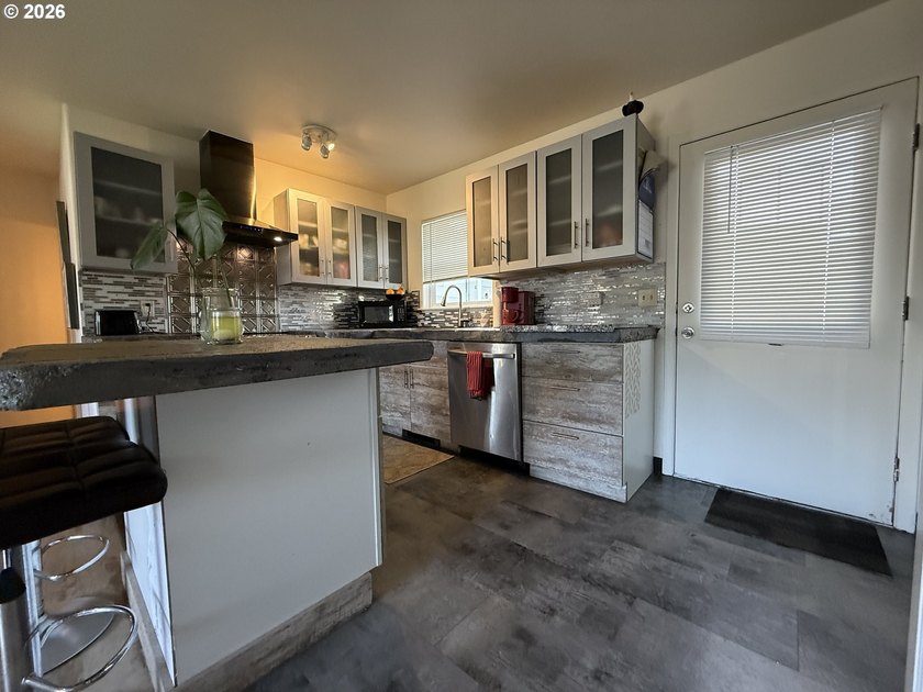 Beautiful duplex opportunity offering flexibility for both - photo 12