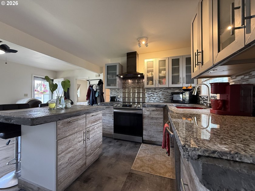 Beautiful duplex opportunity offering flexibility for both - photo 14