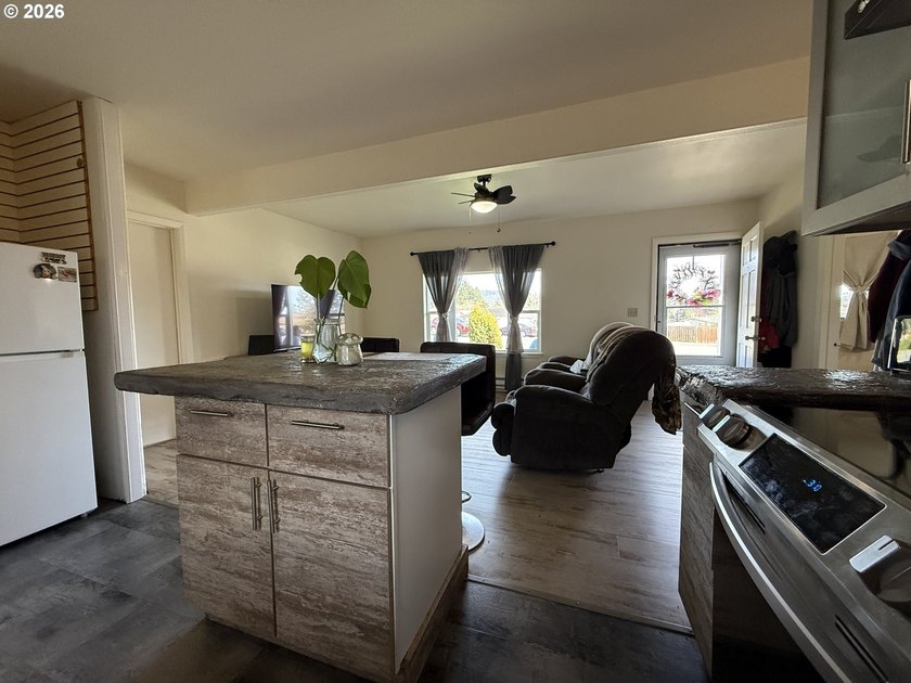 Beautiful duplex opportunity offering flexibility for both - photo 17