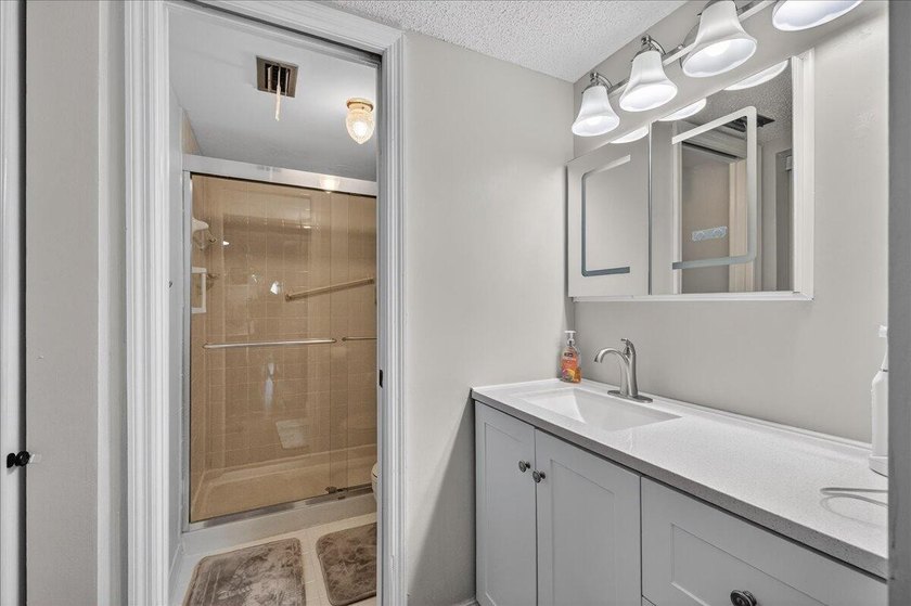 Beautifully updated 2BR/2BA first-floor condo in the 55+ - photo 18