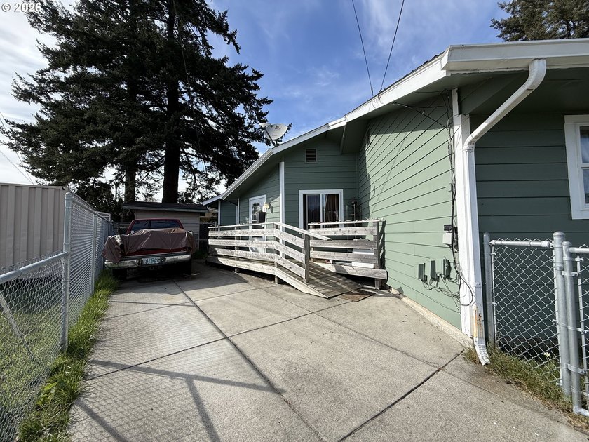 Beautiful duplex opportunity offering flexibility for both - photo 28