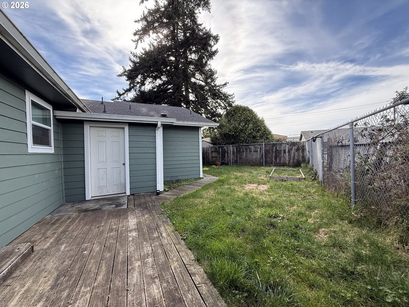 Beautiful duplex opportunity offering flexibility for both - photo 35
