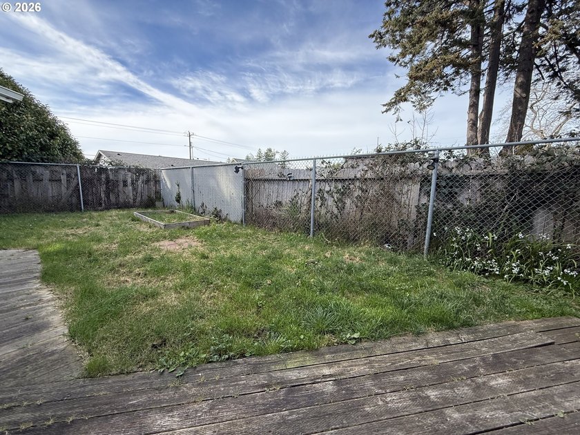Beautiful duplex opportunity offering flexibility for both - photo 37