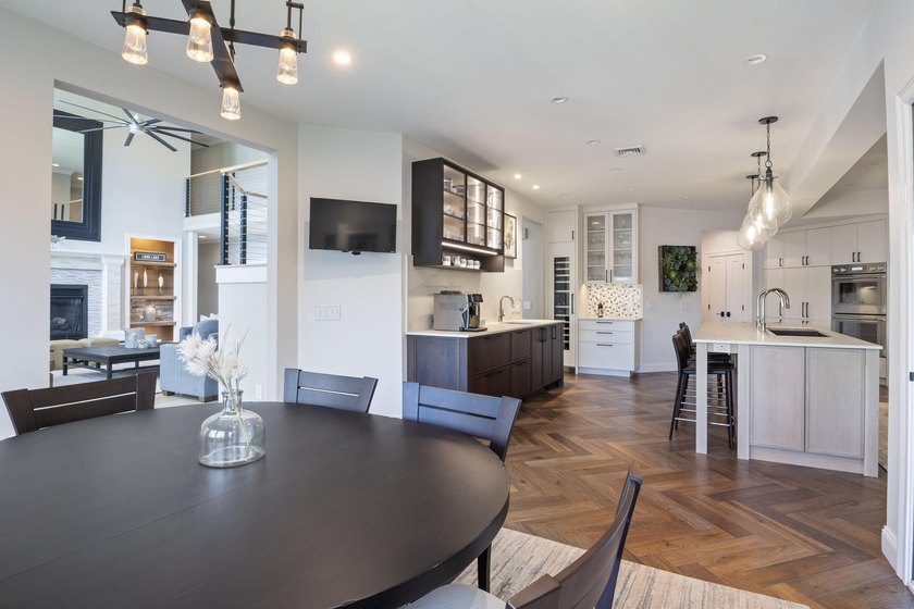 Luxury Living Meets Exceptional Entertaining! Blending timeless - photo 29