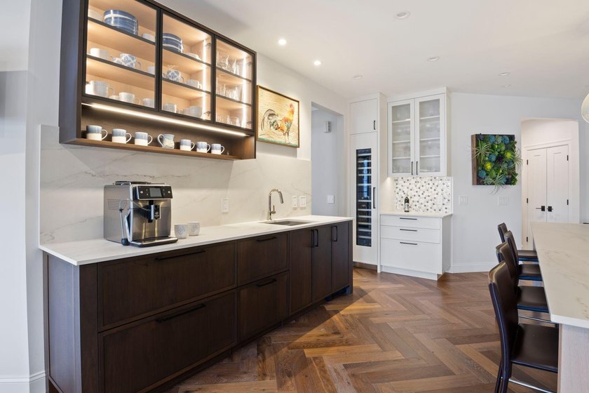 Luxury Living Meets Exceptional Entertaining! Blending timeless - photo 30