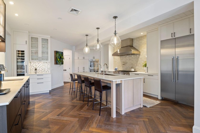 Luxury Living Meets Exceptional Entertaining! Blending timeless - photo 31