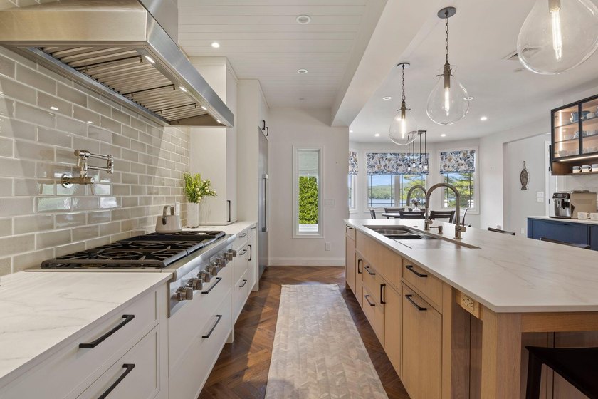 Luxury Living Meets Exceptional Entertaining! Blending timeless - photo 34