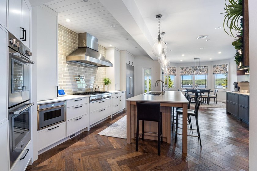 Luxury Living Meets Exceptional Entertaining! Blending timeless - photo 37