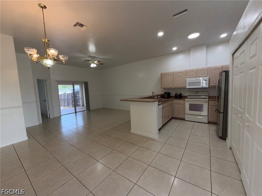 Duplex located in SE Cape Coral Florida, great potential income - photo 3