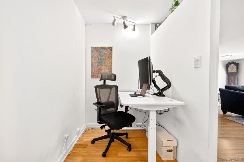 Experience the luxury living at the distinguished ?o-op. Nestled - photo 18