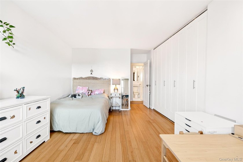 Experience the luxury living at the distinguished ?o-op. Nestled - photo 22