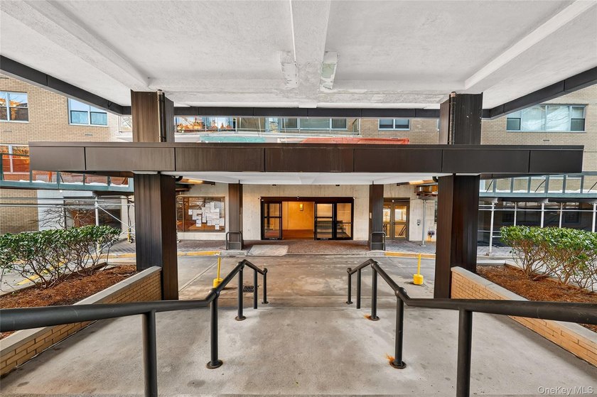 Experience the luxury living at the distinguished ?o-op. Nestled - photo 42
