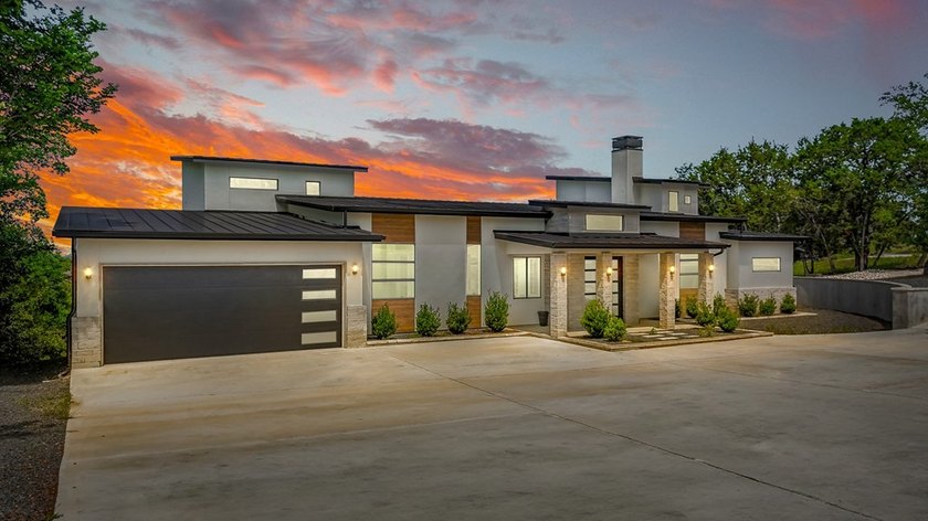 Views for Days! New construction 4bed/5.5 bath, on 1.07 acres - photo 4