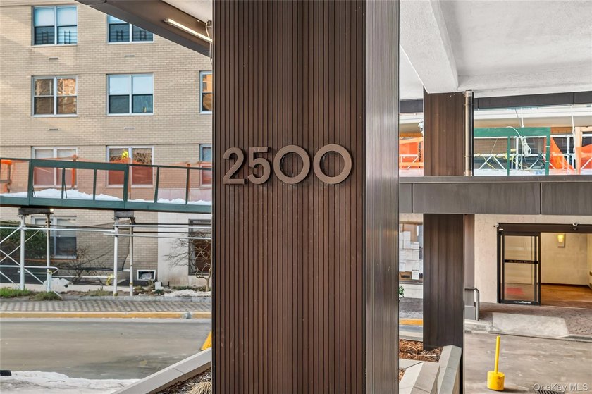 Experience the luxury living at the distinguished ?o-op. Nestled - photo 46