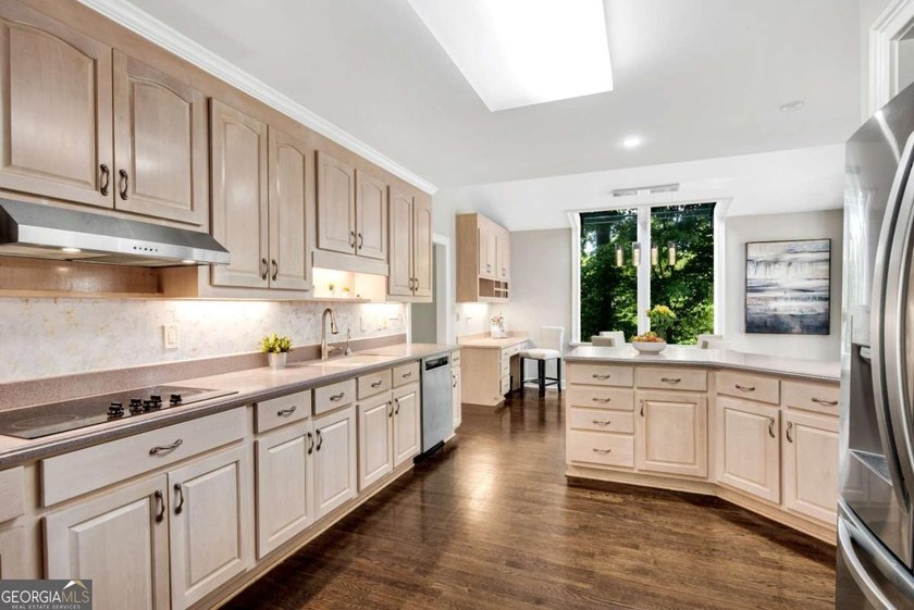 Nestled in the Highly Sought-After Active Swim/Tennis and Lake - photo 15