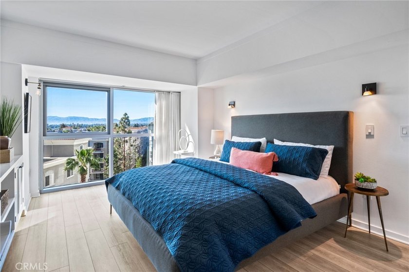 Beautifully updated 2-bedroom, 2.5-bath residence in the highly - photo 22