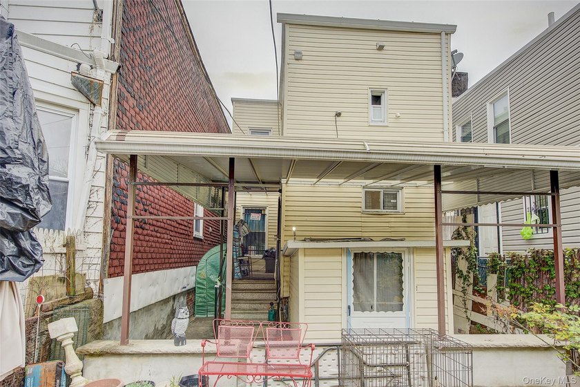 Welcome to 150 Ridgewood Avenue, a spacious fully detached - photo 36