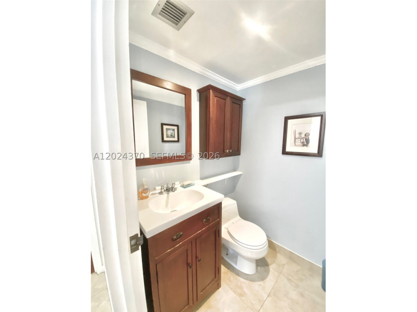 WALK TO THE BEACH from this fully furnished 1 bedroom + den, 1.5 - photo 9