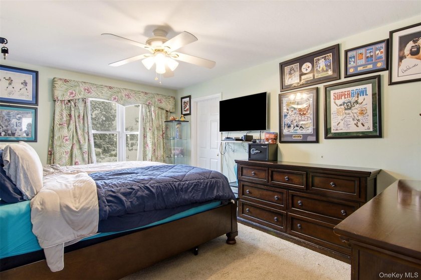 Located in the heart of Syosset this remarkable home has an - photo 9