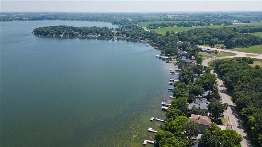 Beautiful LAKE KEGONSA HOME with 50' of frontage, pier, and - photo 4