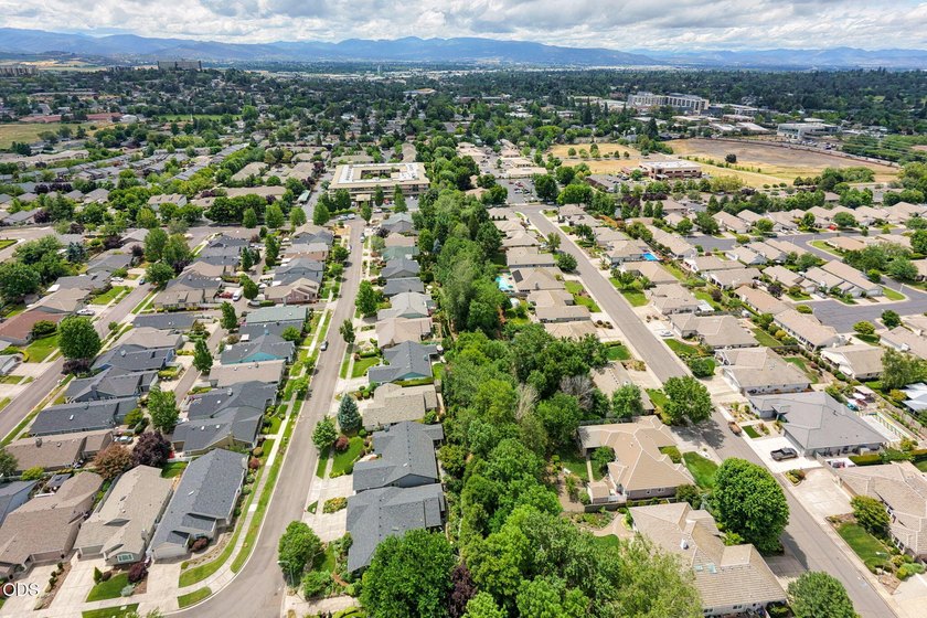 Beautifully updated East Medford home featuring 3 bedrooms and 2 - photo 8